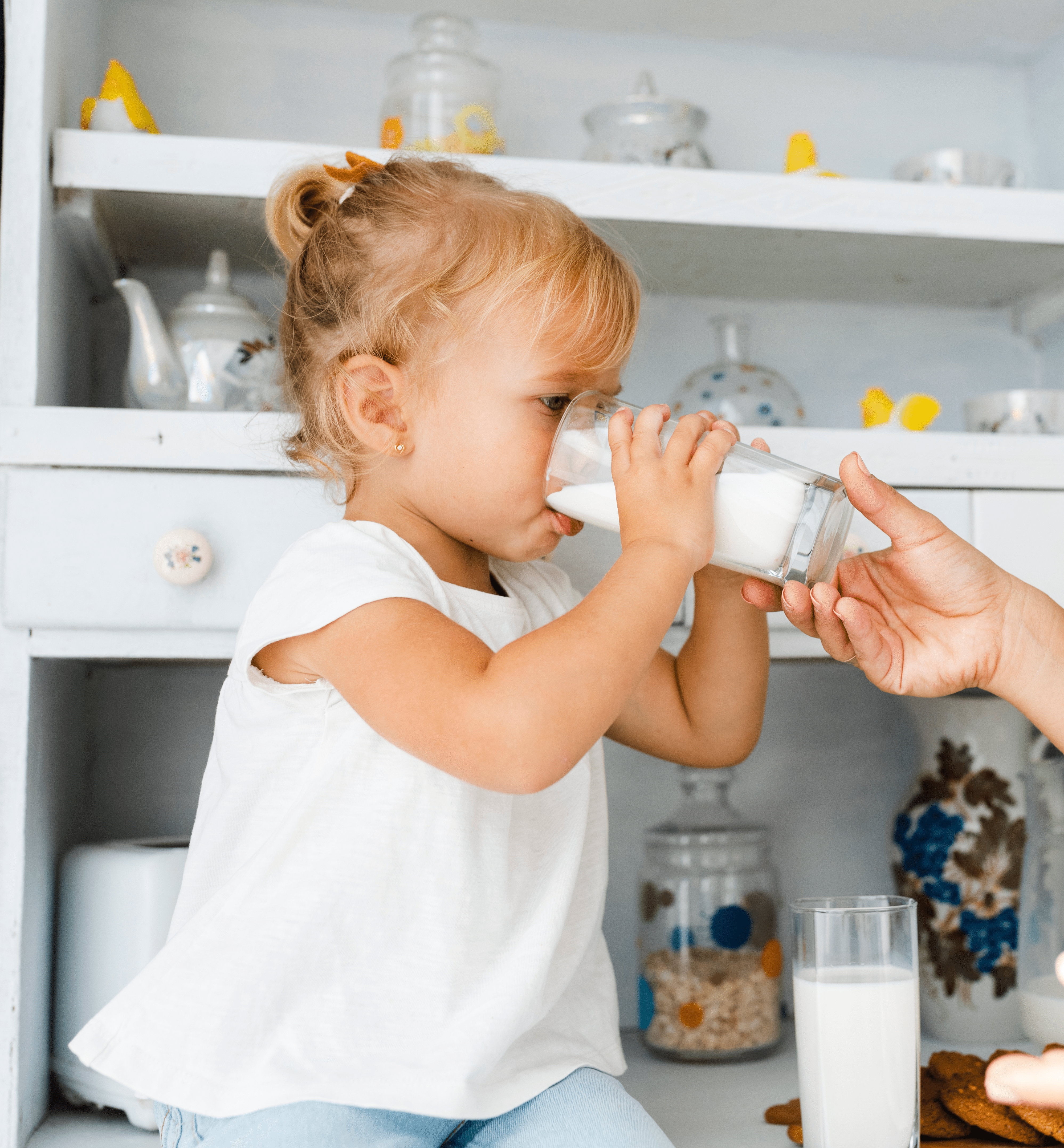mutter-haelt-ein-glas-milch-fuer-ihre-tochter-min